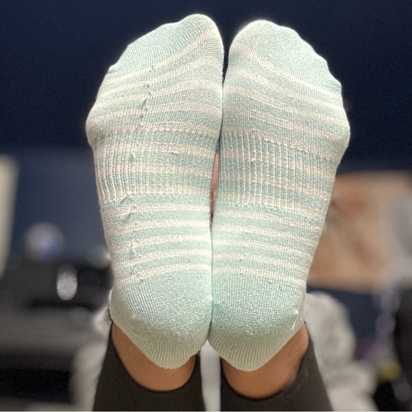 Skechers Women’s 5-7 Aqua and White Striped Low Cut Socks - Picture 3 of 3